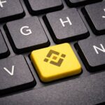 Binance Alerta: Nove Criptomoedas Sob Risco de Exclusão! 1 binance teclado