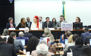 Votação Crucial Adiada: Pedido Coletivo Abala o Fim da Polêmica Escala 6×1!