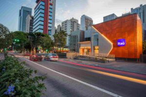 Silêncio Pode Ser Ouro? Expectativas Elevadas para ITUB4 Após 1T!