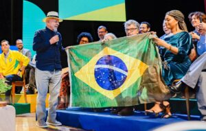 Lula Convoca a Esquerda: “Verde e Amarelo Não Serão Apenas dos Fascistas!”